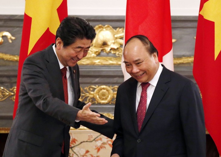 Japans Presse berichtet über Gespräch zwischen den beiden Premierministern Abe und Nguyen Xuan Phuc - ảnh 1