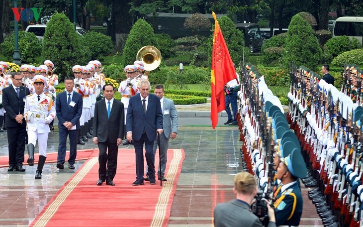 Tschechischer Präsident Milos Zeman beendet seinen Staatsbesuch in Vietnam - ảnh 1