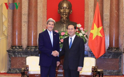 Staatspräsident Tran Dai Quang empfängt ehemaligen US-Außenminister John Kerry - ảnh 1