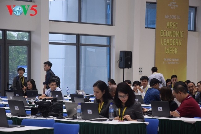 Arbeitsstimmung der Journalisten im internationalen APEC-Pressezentrum - ảnh 7