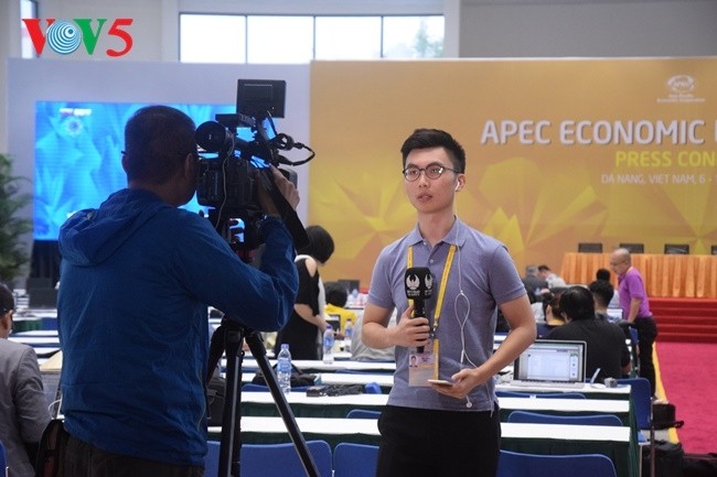 Arbeitsstimmung der Journalisten im internationalen APEC-Pressezentrum - ảnh 9