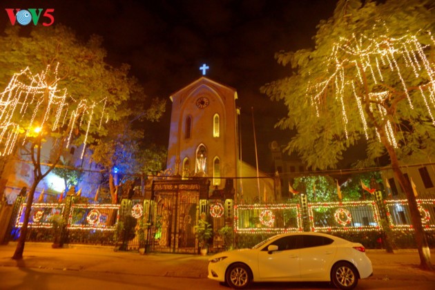 Weihnachtsstimmung bei Kirchen in Hanoi - ảnh 5