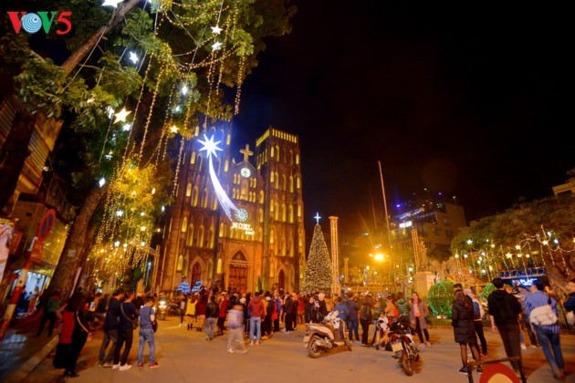 Weihnachtsstimmung bei Kirchen in Hanoi - ảnh 6