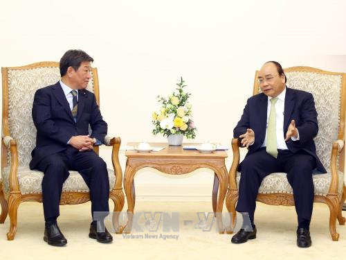 Premierminister Nguyen Xuan Phuc empfängt den japanischen Minister für Wirtschaftswiederaufbau - ảnh 1