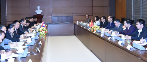Leiter des Wirtschaftsausschusses Vietnams führt Gespräch mit seinem laotischen Amtskollegen - ảnh 1