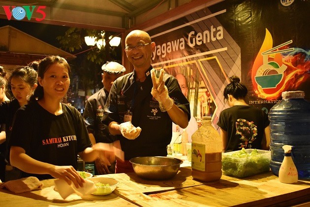 Zehn ausländische Köche beteiligen sich an Wettbewerb zu Cao-Lau-Speise - ảnh 13