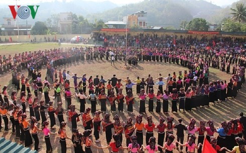 Menschen im ganzen Land machen Ausflüge zum Tetfest - ảnh 1