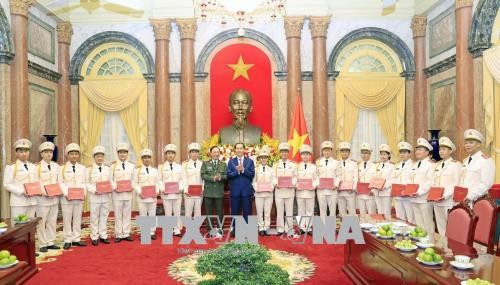 Staatspräsident Tran Dai Quang trifft hervorragende junge Polizisten - ảnh 1