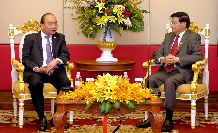 Premierminister Nguyen Xuan Phuc trifft den laotischen Regierungschef - ảnh 1