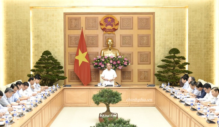 Premierminister Nguyen Xuan Phuc leitet Sitzung über dringliche Hilfe für die obdachlosen Familien - ảnh 1