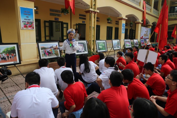 1000 Botschaften der Hanoier Schüler für Truong Sa zur Eröffnungsfeier des neuen Schuljahres - ảnh 3