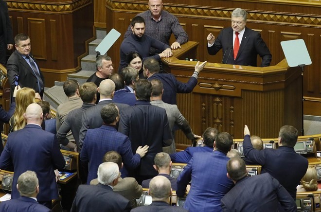 Das Parlament der Ukraine ratifiziert Ausnahmezustand-Vorschlag - ảnh 1