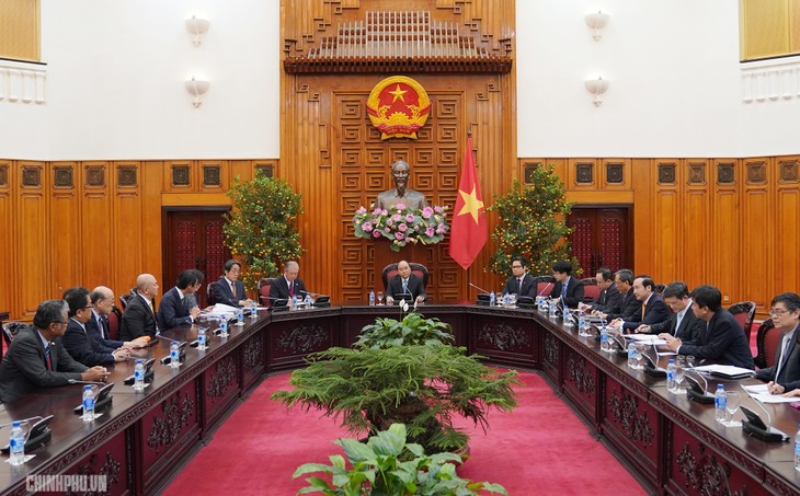 Premierminister Nguyen Xuan Phuc empfängt Vorsitzenden der Japan-Mekong-Kommission für Wirtschaftszusammenarbeit - ảnh 1