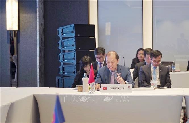 Vietnam nimmt an der ASEAN+3- und EAS-Konferenz in Thailand teil - ảnh 1