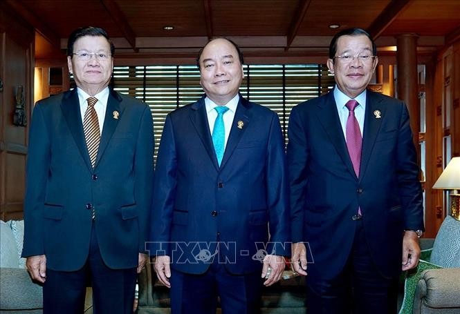 Premierminister Nguyen Xuan Phuc trifft seine Amtskollegen aus Laos und Kambodscha am Rande der ASEAN-Konferenz - ảnh 1