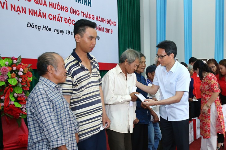 Vize-Premierminister Vu Duc Dam überreicht Agent-Orange-Opfern in Phu Yen Geschenke - ảnh 1