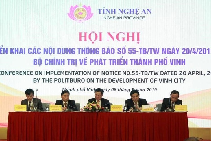 Vize-Premierminister Vuong Dinh Hue nimmt an der Konferenz zur Entwicklung der Stadt Vinh teil - ảnh 1