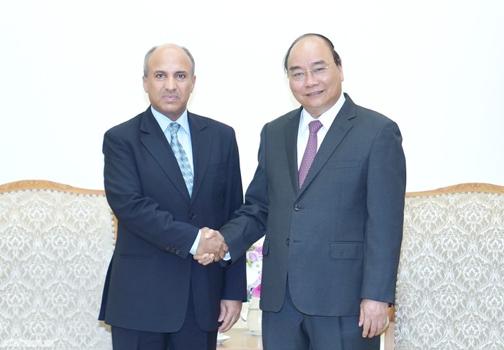 Premierminister Nguyen Xuan Phuc empfängt Botschafter Saudi-Arabiens und Außenhandelsminister Kubas  - ảnh 1