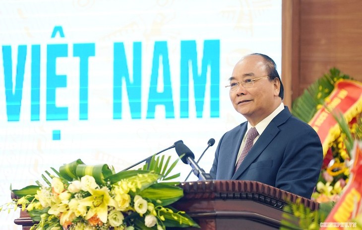 Premierminister Nguyen Xuan Phuc trifft den ehemaligen Studenden der vietnamesischen Kadettenschule - ảnh 1