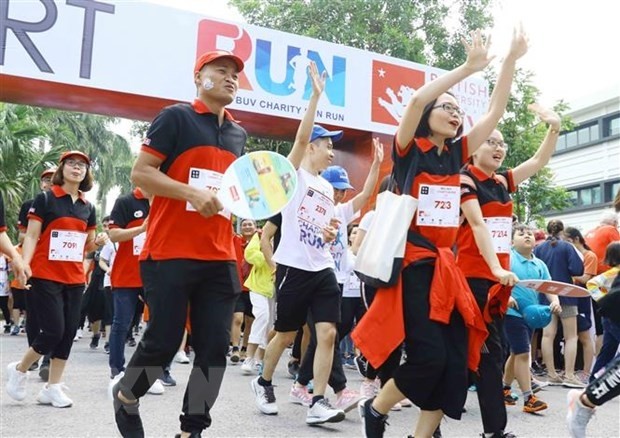 Fast 8000 Menschen nehmen am Ereignis Charity Fun Run in Hanoi teil - ảnh 1