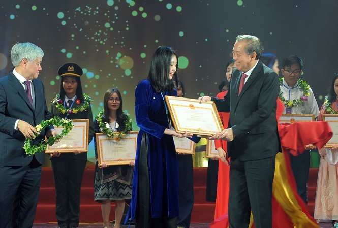 Auszeichnung der hervorragenden Studierenden der ethnischen Minderheiten  - ảnh 1