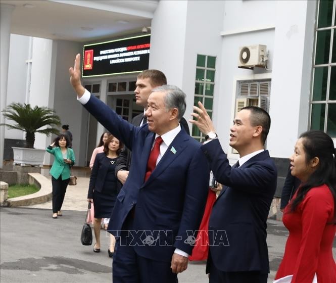 Präsident des kasachischen Unterhauses trifft Lehrer und Studenten der Universität Hanoi - ảnh 1