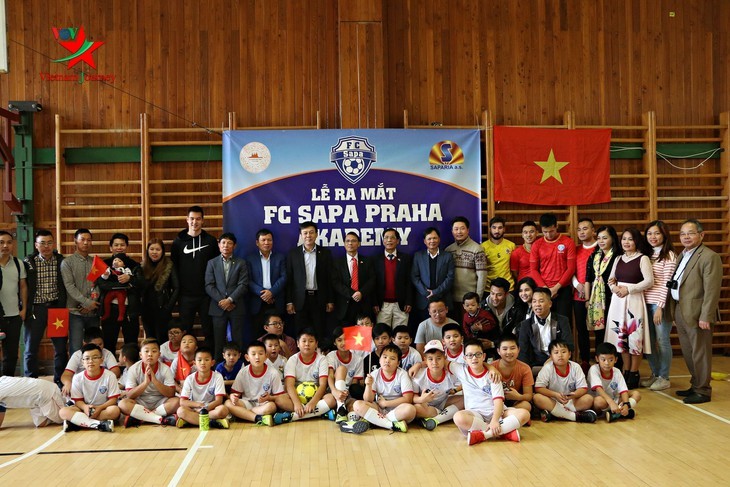 Gründung der ersten Fußball-Akademie der Vietnamesen in Tschechien - ảnh 1