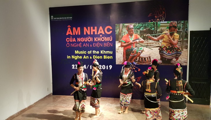 Musik der Volksgruppe Khomu in Hanoi vorgestellt - ảnh 1