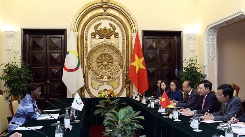 Deputi PM, Menlu Vietnam, Pham Binh Minh mengadakan pembicaraan dengan Sekjen Francophonie, Louise Mushikiwabo - ảnh 1