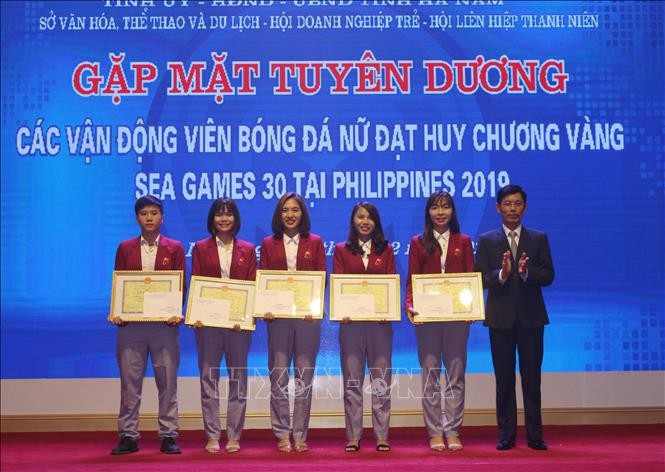 Auszeichnung der Fußballspielerinnen, die bei den  Südostasienspielen eine Goldmedaille gewonnen haben - ảnh 1