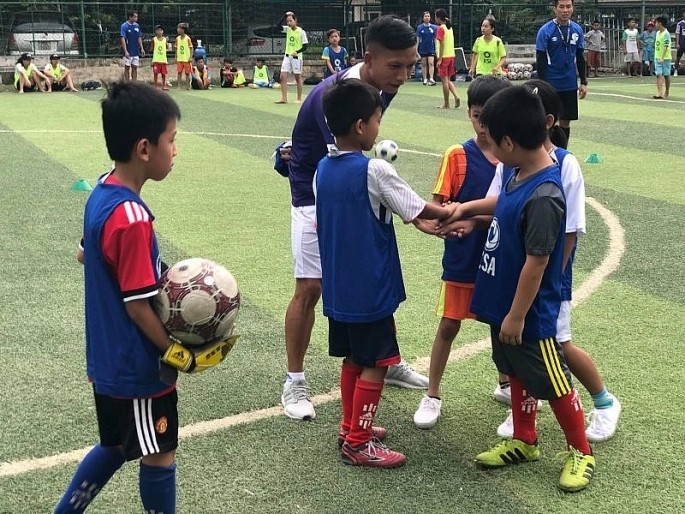 Netzwerk europäischer Profi-Fußballklubs bietet Online-Training in Vietnam an - ảnh 1