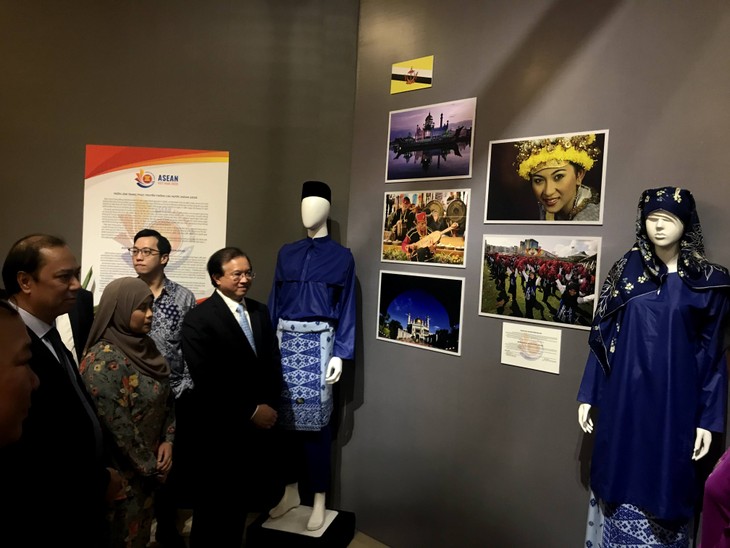 Ausstellung der traditionellen Kostüme der ASEAN-Länder - ảnh 1