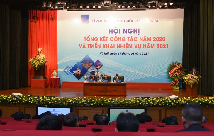 Premierminister Nguyen Xuan Phuc nimmt an Konferenz zur Umsetzung der Aufgabe im Jahr 2021 von Petrovietnam teil - ảnh 1