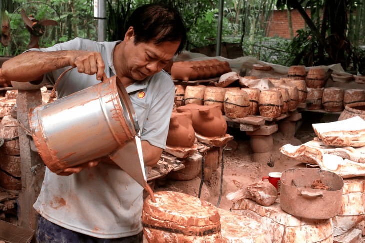 Keramik-Dorf in Binh Duong stellt in der Tet-Saison “goldene Büffel” her - ảnh 3