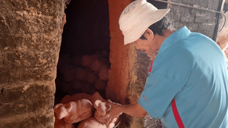 Keramik-Dorf in Binh Duong stellt in der Tet-Saison “goldene Büffel” her - ảnh 5