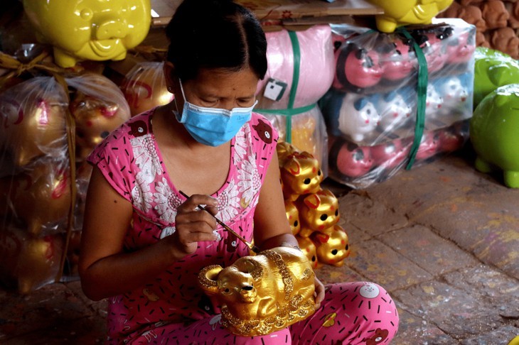 Keramik-Dorf in Binh Duong stellt in der Tet-Saison “goldene Büffel” her - ảnh 7