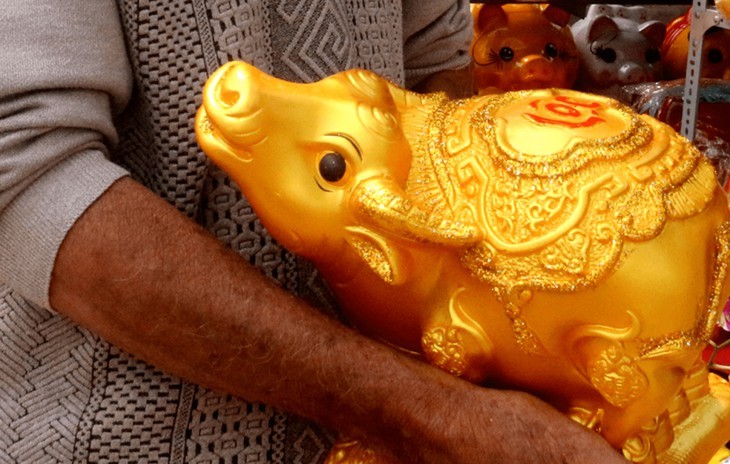 Keramik-Dorf in Binh Duong stellt in der Tet-Saison “goldene Büffel” her - ảnh 9