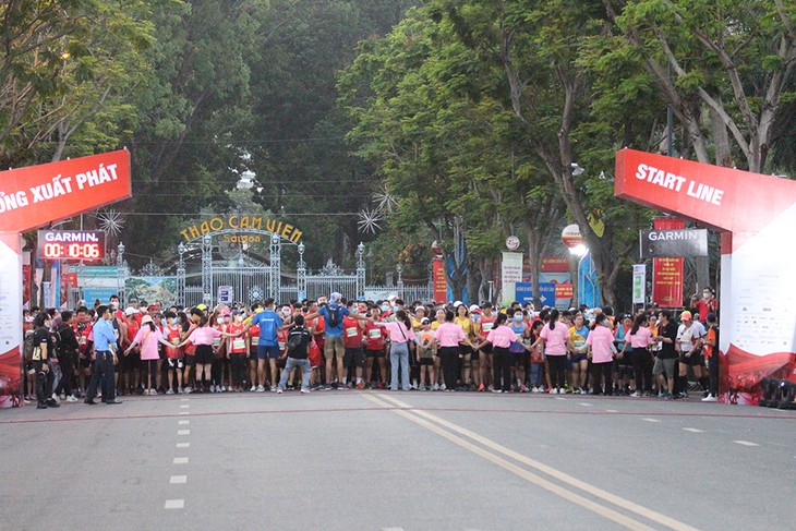 Mehr als 13.000 Menschen laufen für ein herausragendes Vietnam - ảnh 1