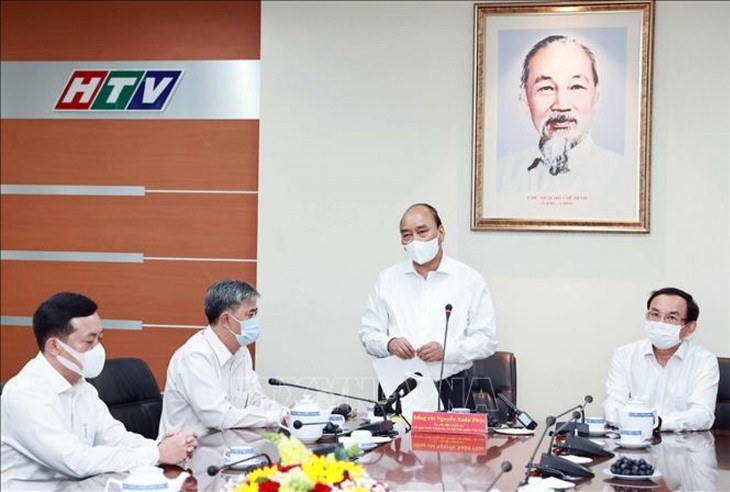 Staatspräsident Nguyen Xuan Phuc besucht einige große Medienanstalten in Ho-Chi-Minh-Stadt - ảnh 1