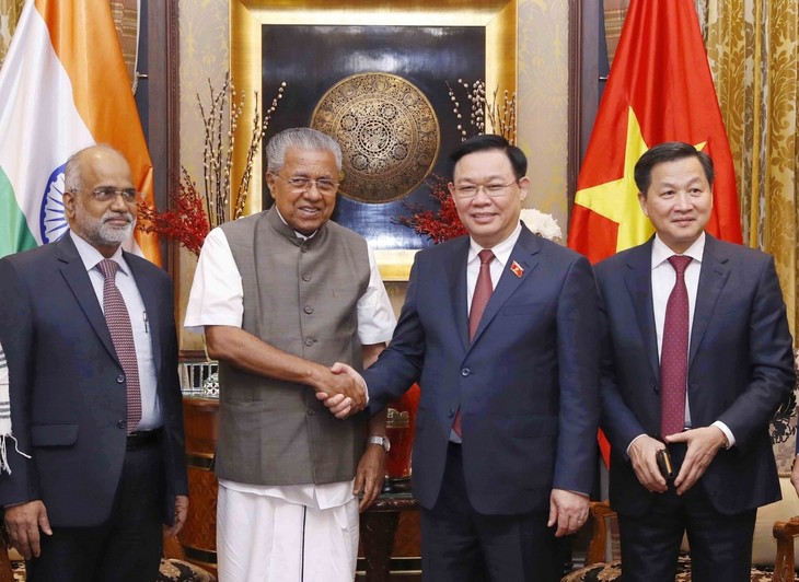 Parlamentspräsident Vuong Dinh Hue trifft Premierminister des indischen Bundesstaates Kerala - ảnh 1