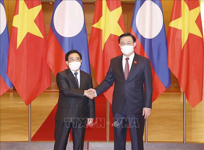 Parlamentspräsident Vuong Dinh Hue führt Gespräch mit dem laotischen Premierminister Phankham Viphavanh - ảnh 1