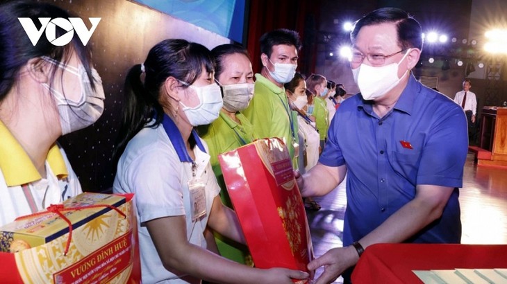 Parlamentspräsident Vuong Dinh Hue nimmt am Tet-Programm in der Provinz Binh Duong teil - ảnh 1