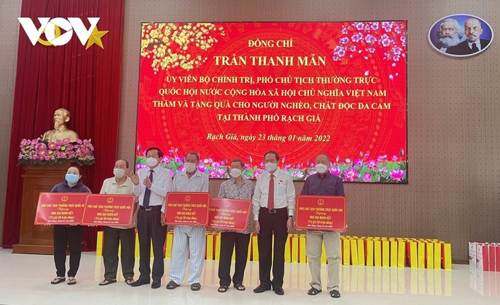 Vize-Parlamentspräsident Tran Thanh Man überreicht armen Menschen in der Provinz Kien Giang Geschenke - ảnh 1