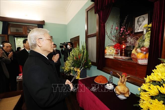 KPV-Generalsekretär Nguyen Phu Trong zündet Räucherstäbchen zum Andenken an Präsident Ho Chi Minh an - ảnh 1