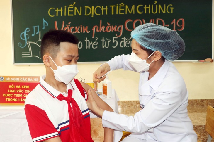 Die Regierung stimmt dem Empfang von Covid-19-Impfstoff für Kinder im Alter von fünf bis unter zwölf Jahren zu - ảnh 1