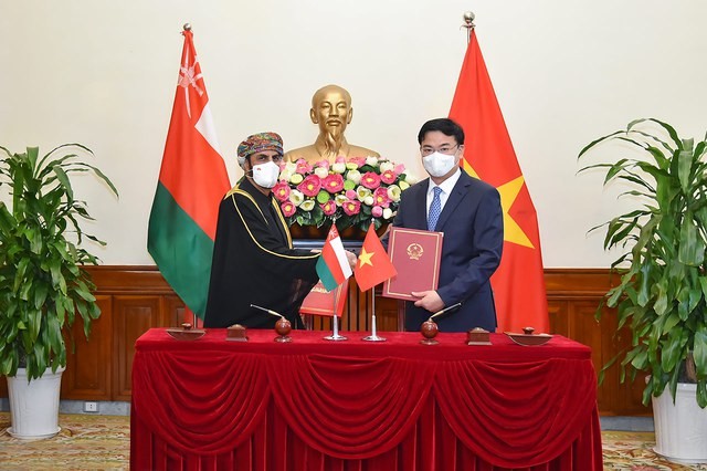 Vietnam und Oman unterzeichnen ein Abkommen über Befreiung von Visumpflicht für Inhaber von Diplomatenpass - ảnh 1
