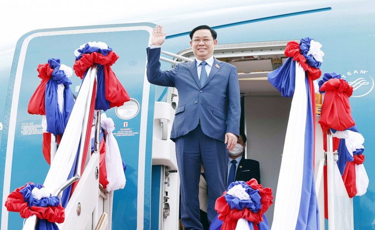 Parlamentspräsident Vuong Dinh Hue beginnt seinen offiziellen Besuch in Laos - ảnh 1