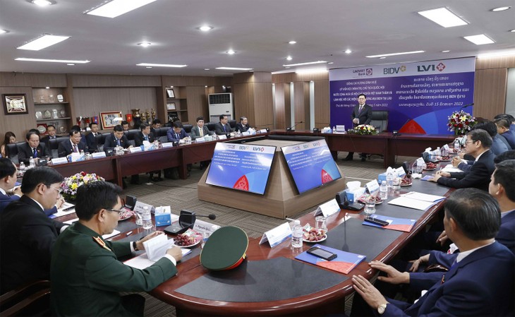 Parlamentspräsident Vuong Dinh Hue besucht die Handelsniederlassung der BIDV-Bank in Laos - ảnh 1