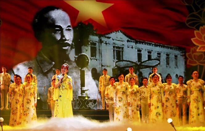 Kunstprogramm zum 111. Jahrestag der Abreise von Präsident Ho Chi Minh zur Rettung des Landes - ảnh 1