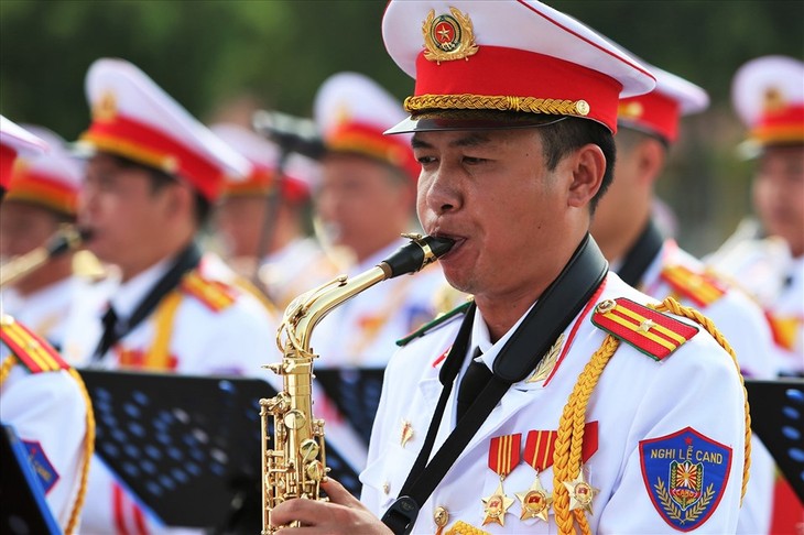 438 Instrumentalisten und Künstler treten beim Polizeimusikfestival der ASEAN und Partner-Länder in der Fußgängerzone in Hanoi auf - ảnh 1